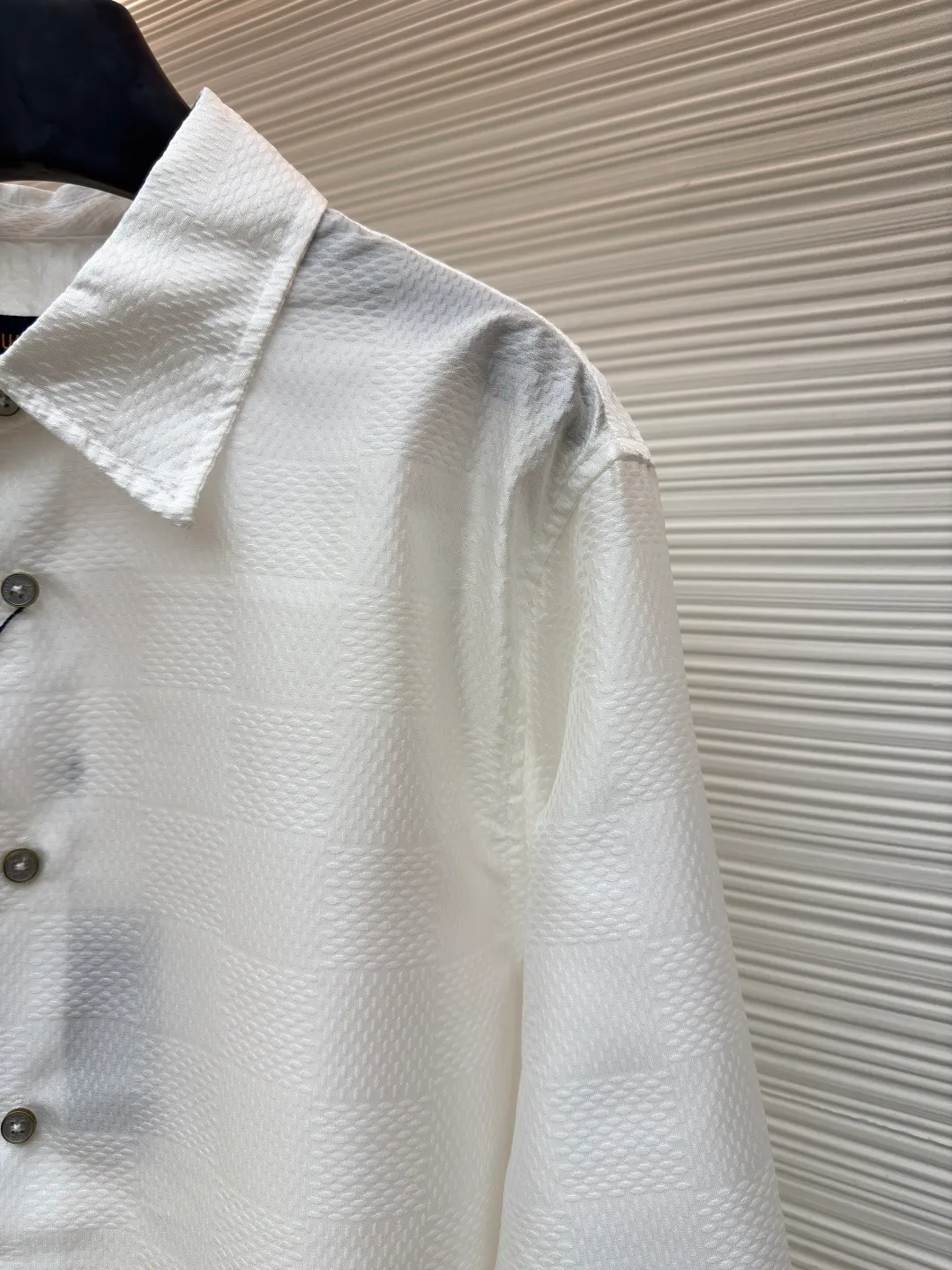 LOUIS VUITTON checkerboard jacquard long-sleeved shirt ●Original version: Purchased and developed by 7269 ●Item number: 1681031-A85 ●Fabric: mulberry silk fabric ●Technology: full-width jacquard production ●Version: fitted version ●Weight: about 280 grams ●Size: S-M-L-XL ●Description: Customized mulberry silk jacquard fabric, 75D high temperature, fermented fabric wash, customized buttons, customized logo, jacquard embellishment to upgrade the gorgeous style of woolen evening suit with exquisite luster texture. The overall wiring is straight and delicate, the fabric is comfortable and soft, and the color is consistent without color difference. It can be matched with the same style to create a fashionable look and control various occasions. Customized accessories, complete with three standards, same style for men and women!